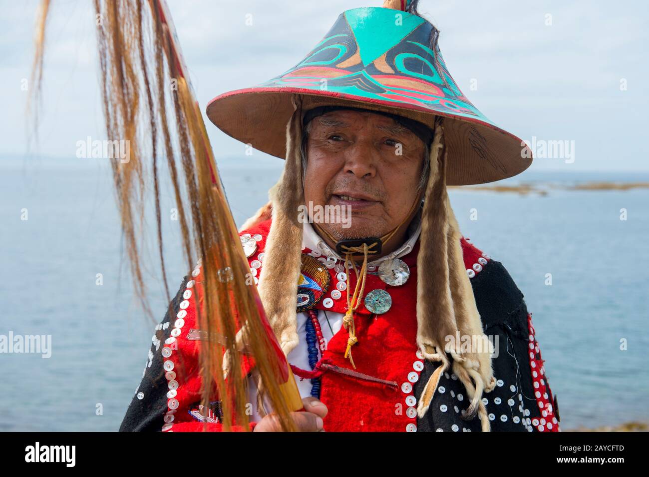Ein Ältester des Tlingit Stammes im traditionellen Kleid im Dorf Kake, einem Tlingit Dorf auf der Kupreanof Insel, in dem Frederick Sound auf Stephens trifft Stockfoto