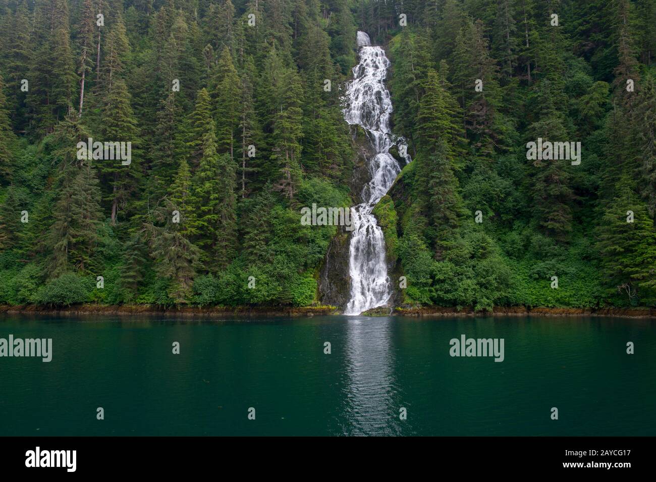 Blick auf einen Wasserfall in der Red Bluff Bay auf Baranof Island, Tongass National Forest, Alaska, USA. Stockfoto