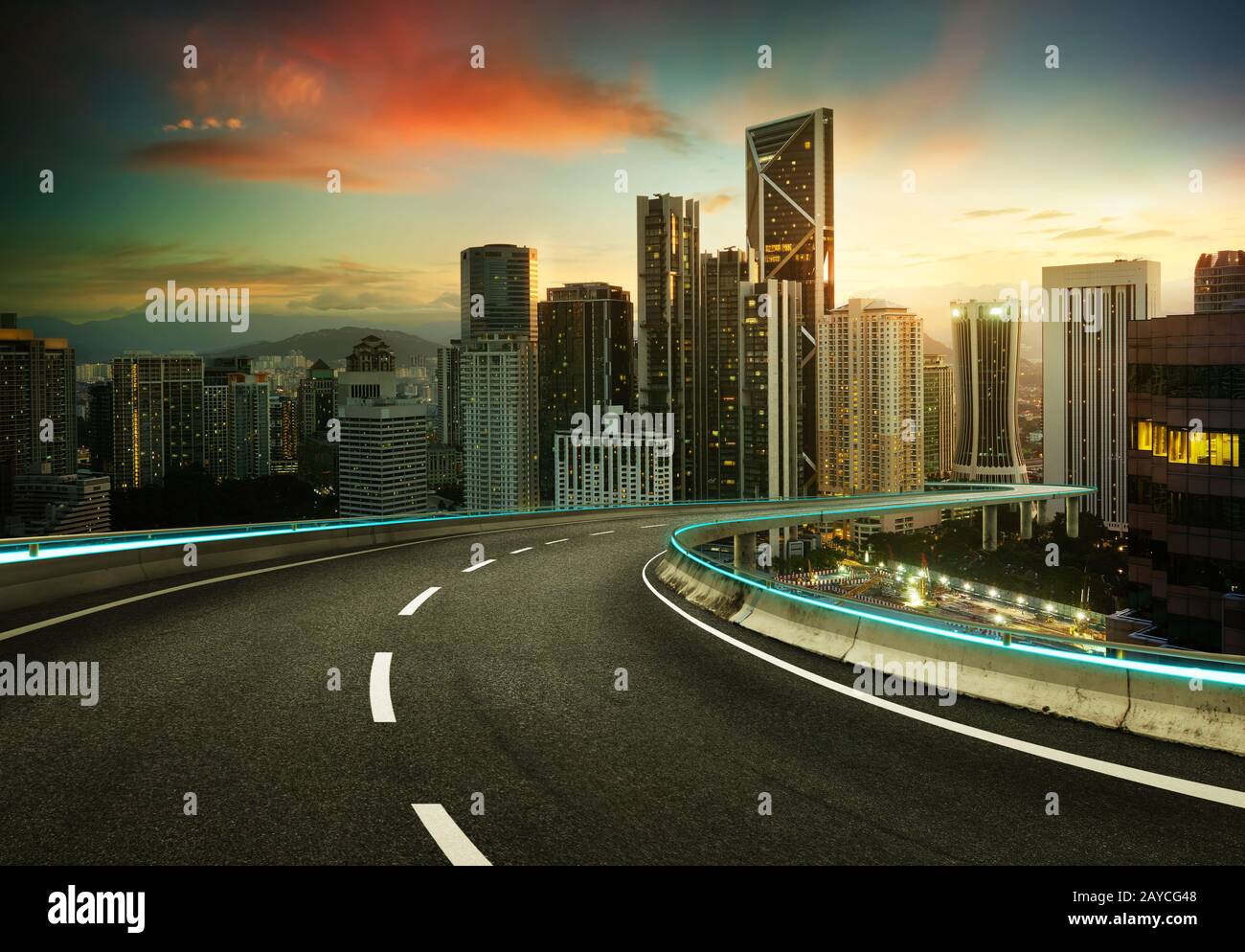 Blue Neon Light Design Autobahn Überführung mit modernem Stadthintergrund .frühe Morgenszene . Stockfoto