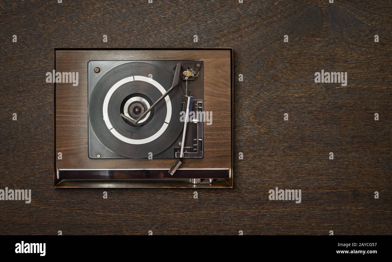 Alter Vinyl-Plattenspieler aus Retro-Holz auf Holzhintergrund Stockfoto