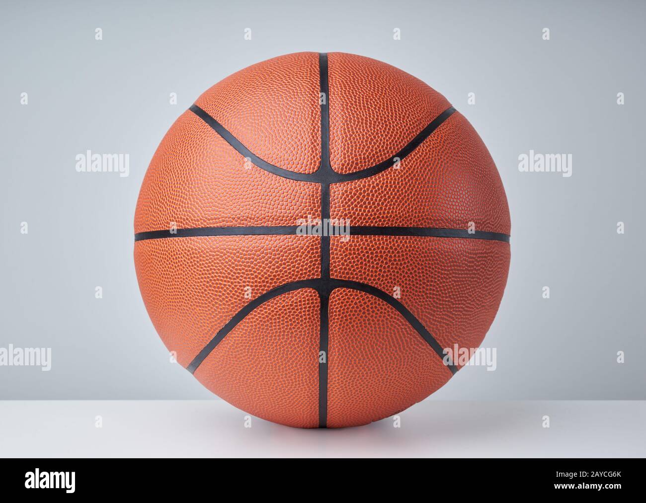 Basketball Ball Nahaufnahme Bild auf hellgrauem Hintergrund. Stockfoto