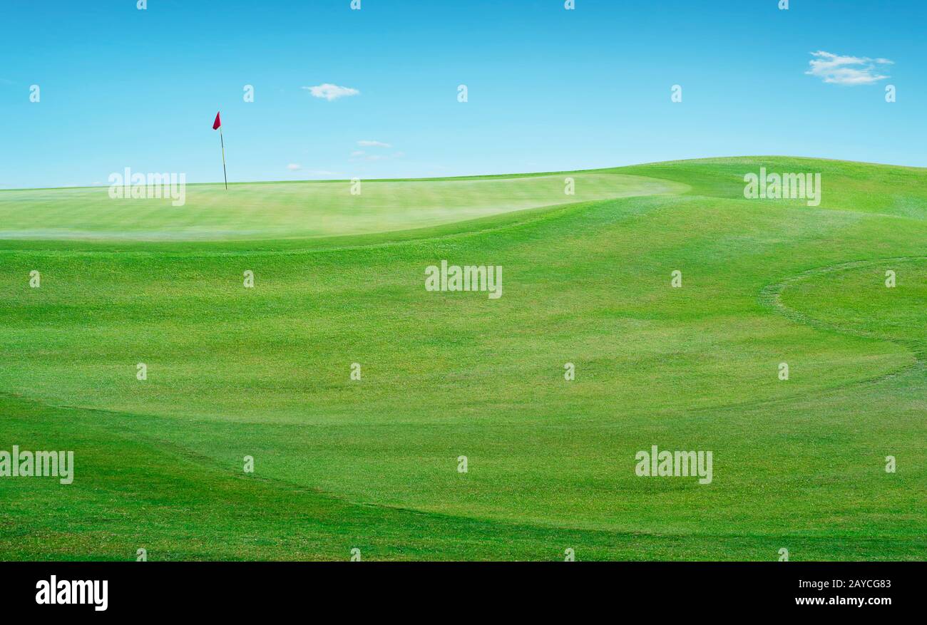 Schöne perfekte Kulisse Blick auf Golfplatz grünes Gras Feld. Stockfoto