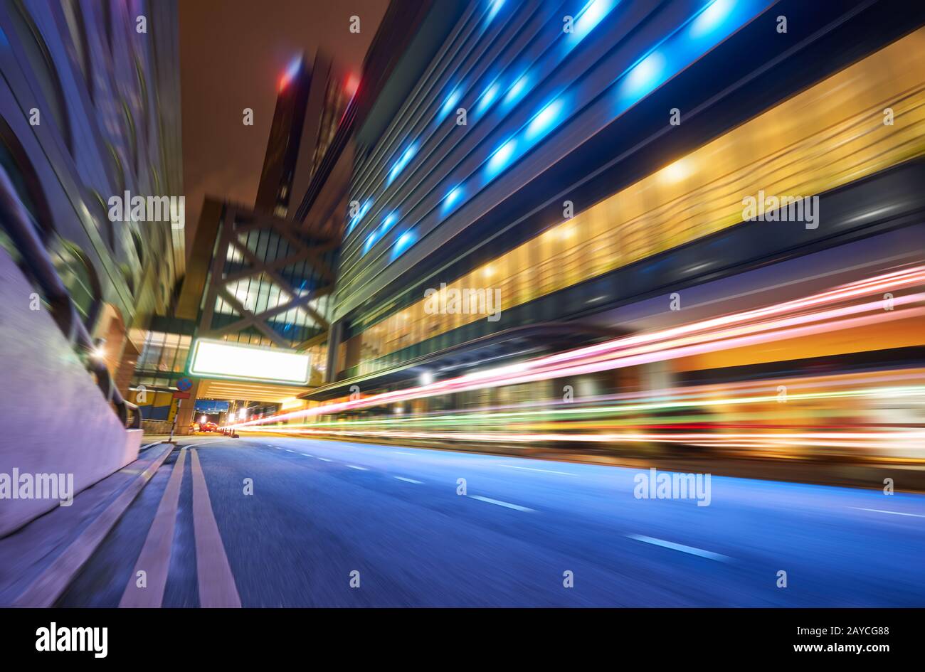 Bewegungsunschärfe im Hintergrund mit leichten wegen Stockfoto