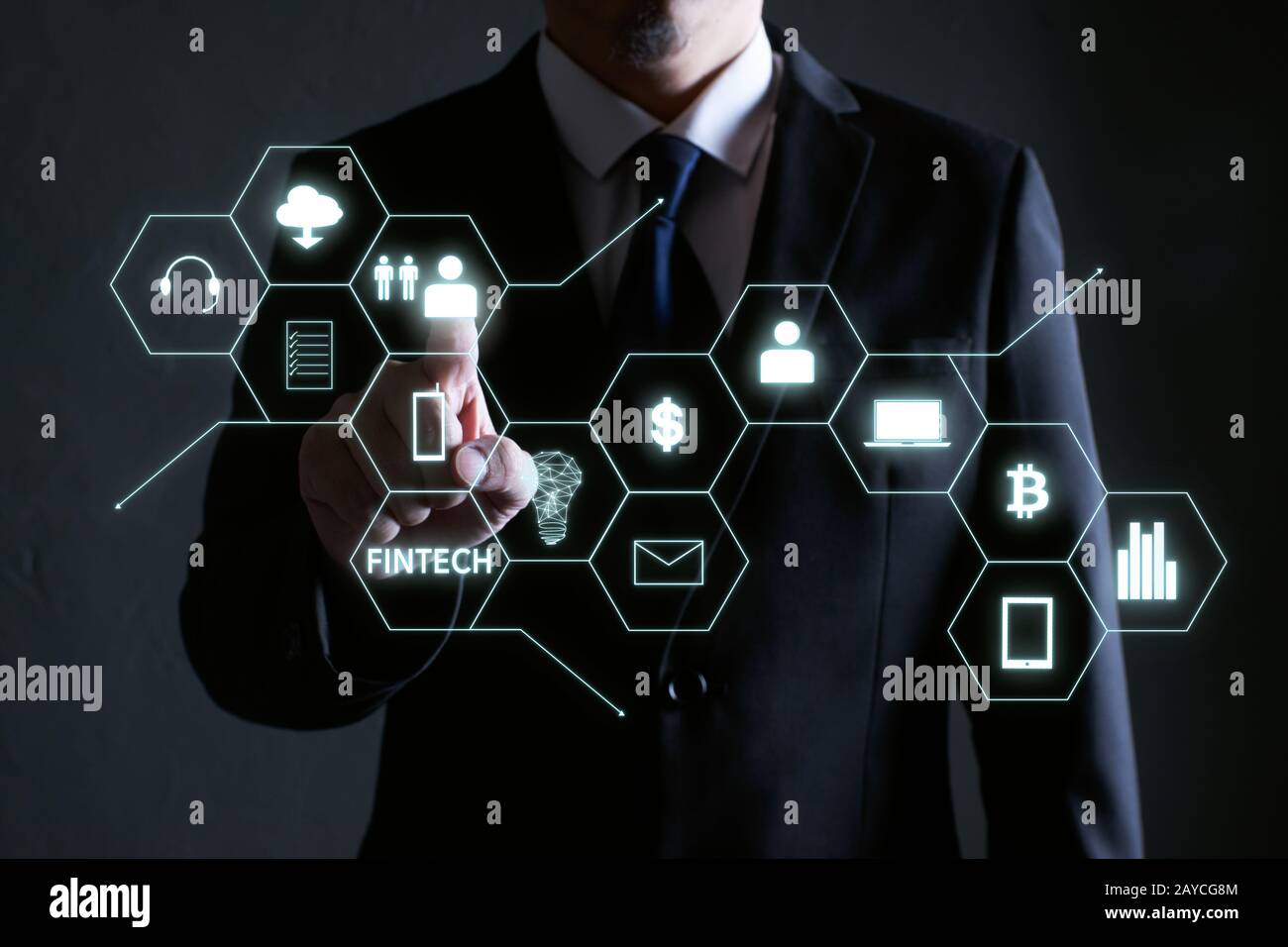 Geschäftsmann drückt auf virtuellen Bildschirmen das Geldsymbol Stockfoto