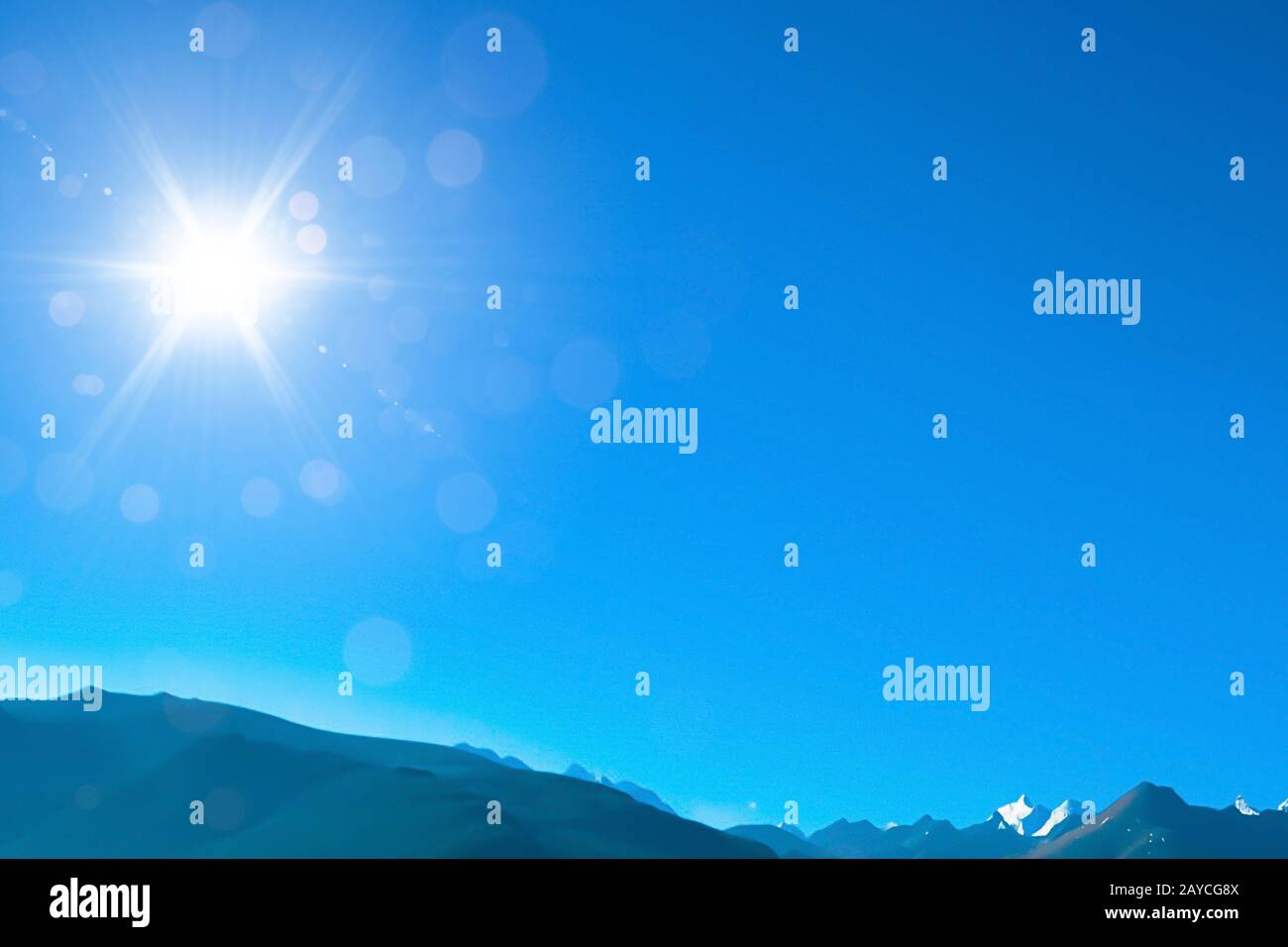 Blauer Himmel mit sonniger Sonne und Bergen. Stockfoto