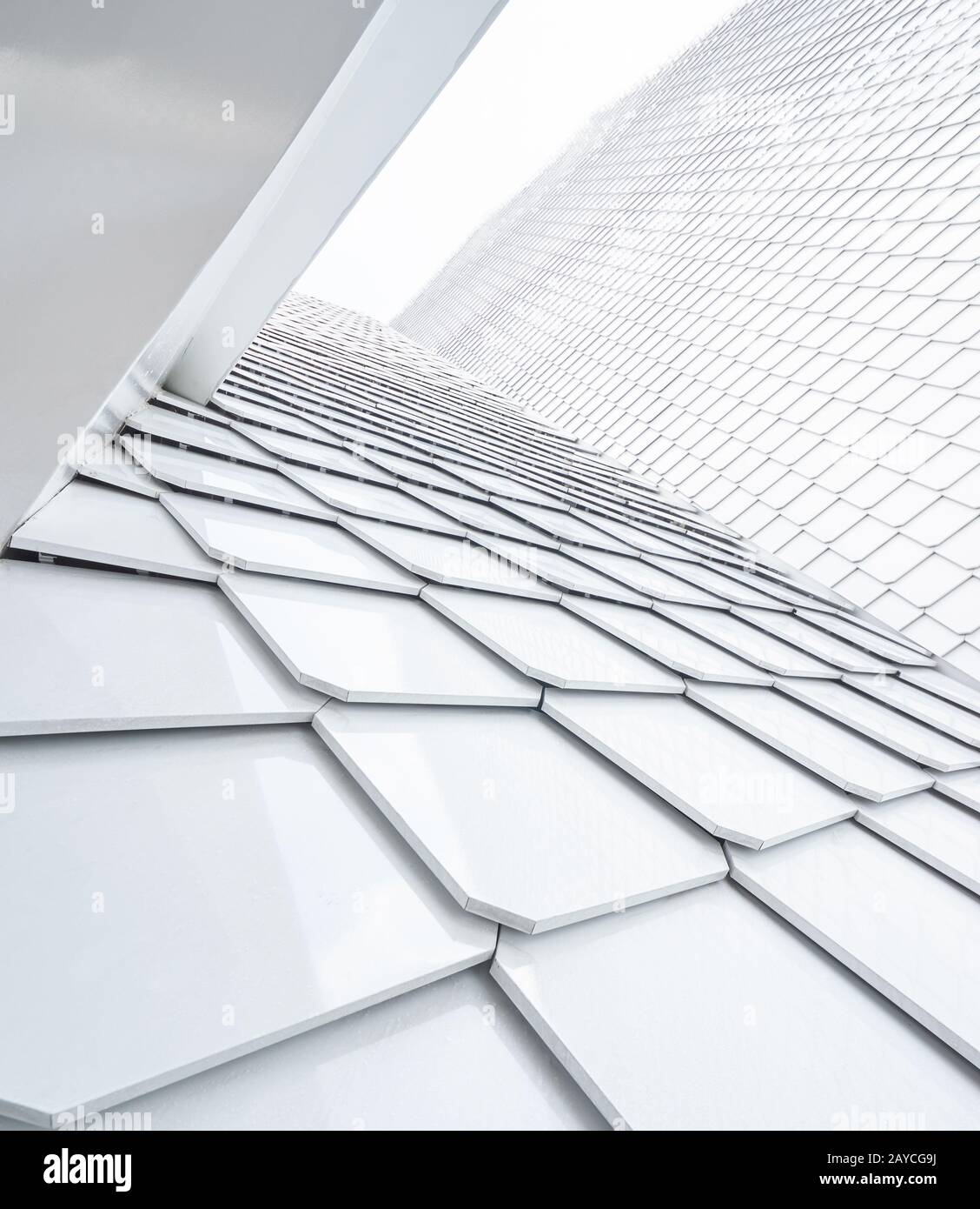 Nahaufnahme der abstrakten geometrischen Struktur weiße Wand und Dach Stockfoto