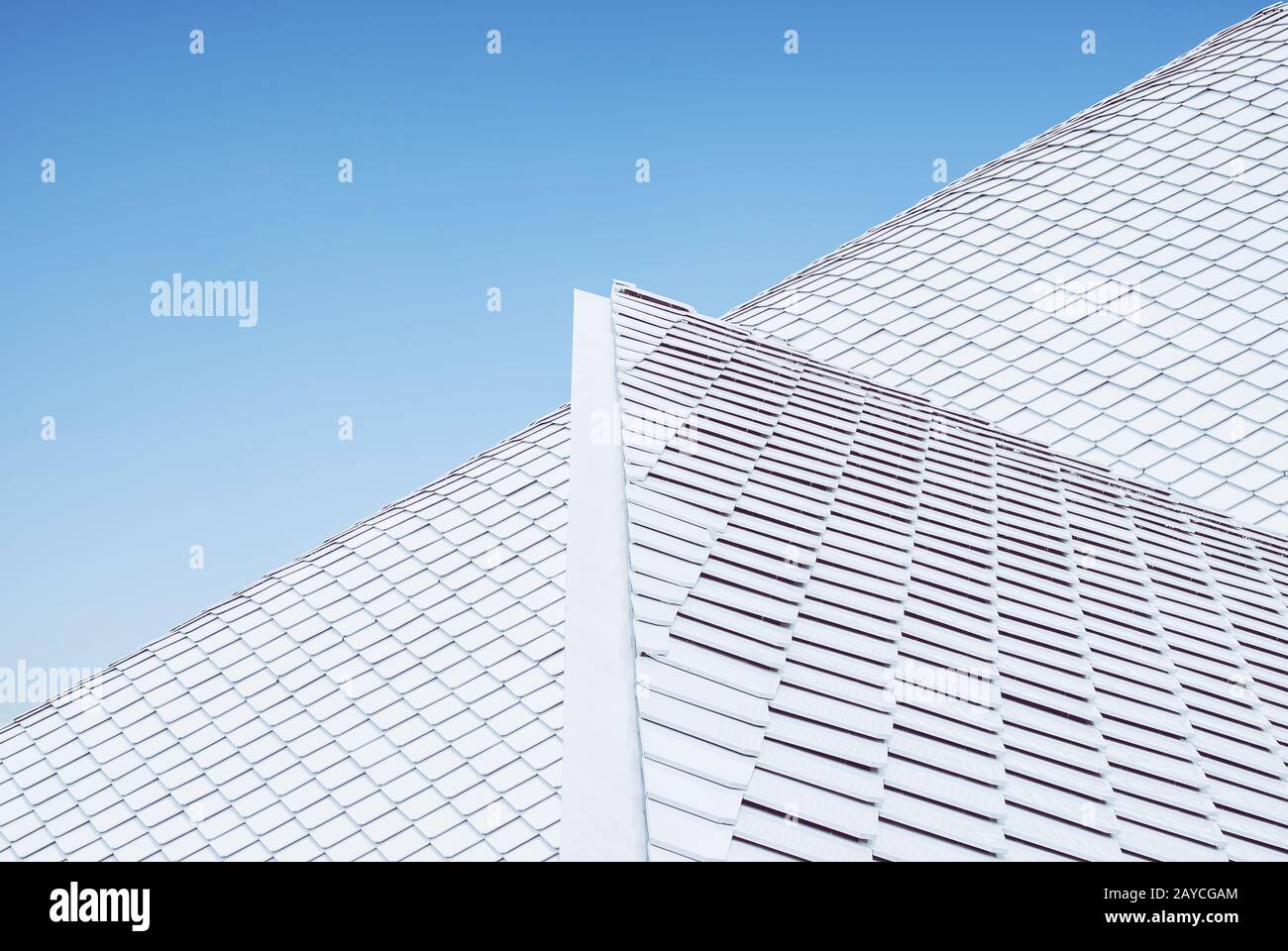 Nahaufnahme der abstrakten geometrischen Struktur weiße Wand und Dachfläche gegen blauen Himmel . Stockfoto