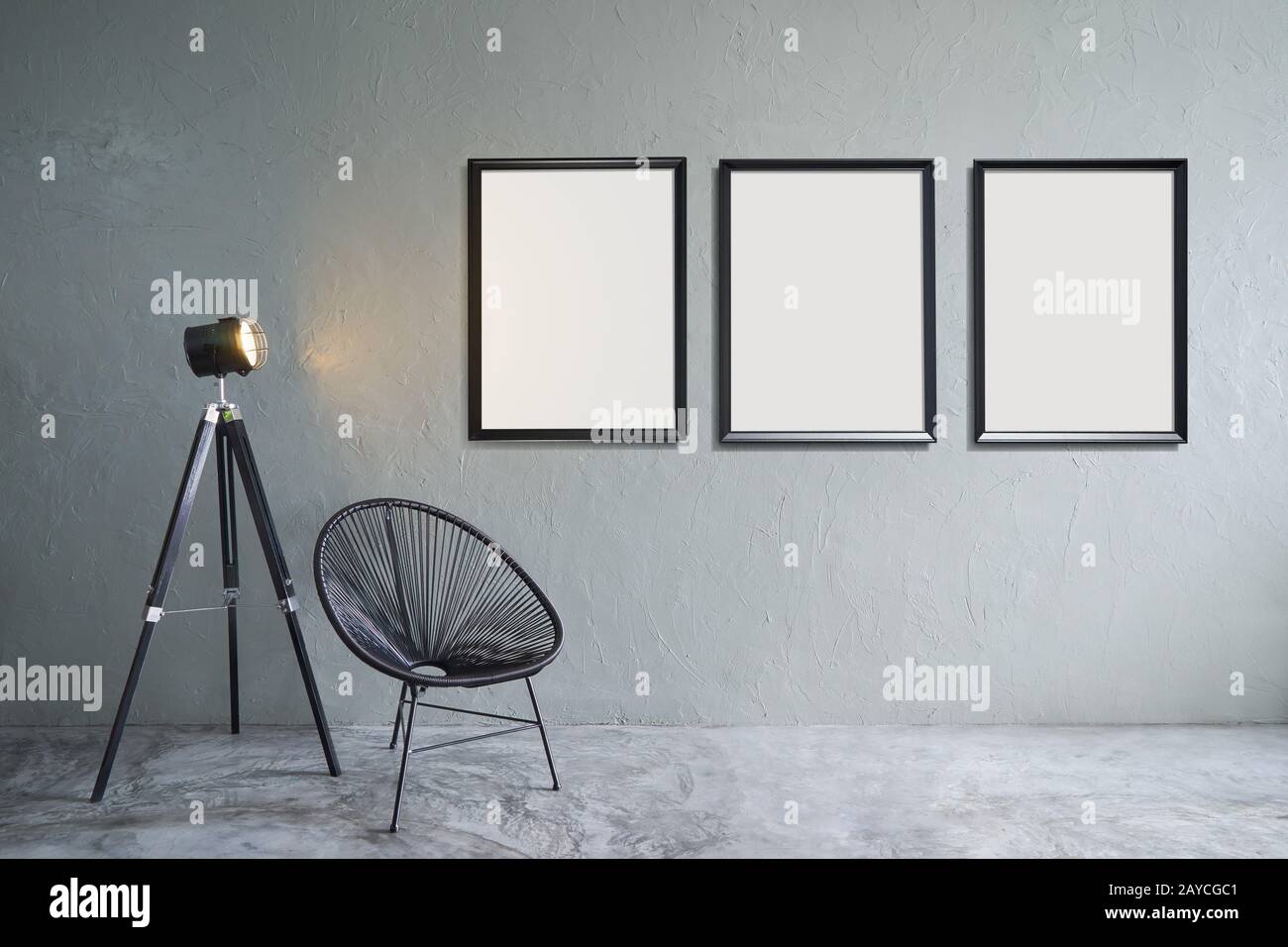 Modernes Wohnzimmer mit drei leeren Bilderrahmen Stockfoto