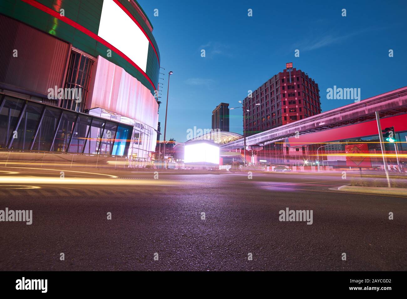 Leere Asphaltstraße und moderne Gebäude im Bukit Bintang District Stockfoto