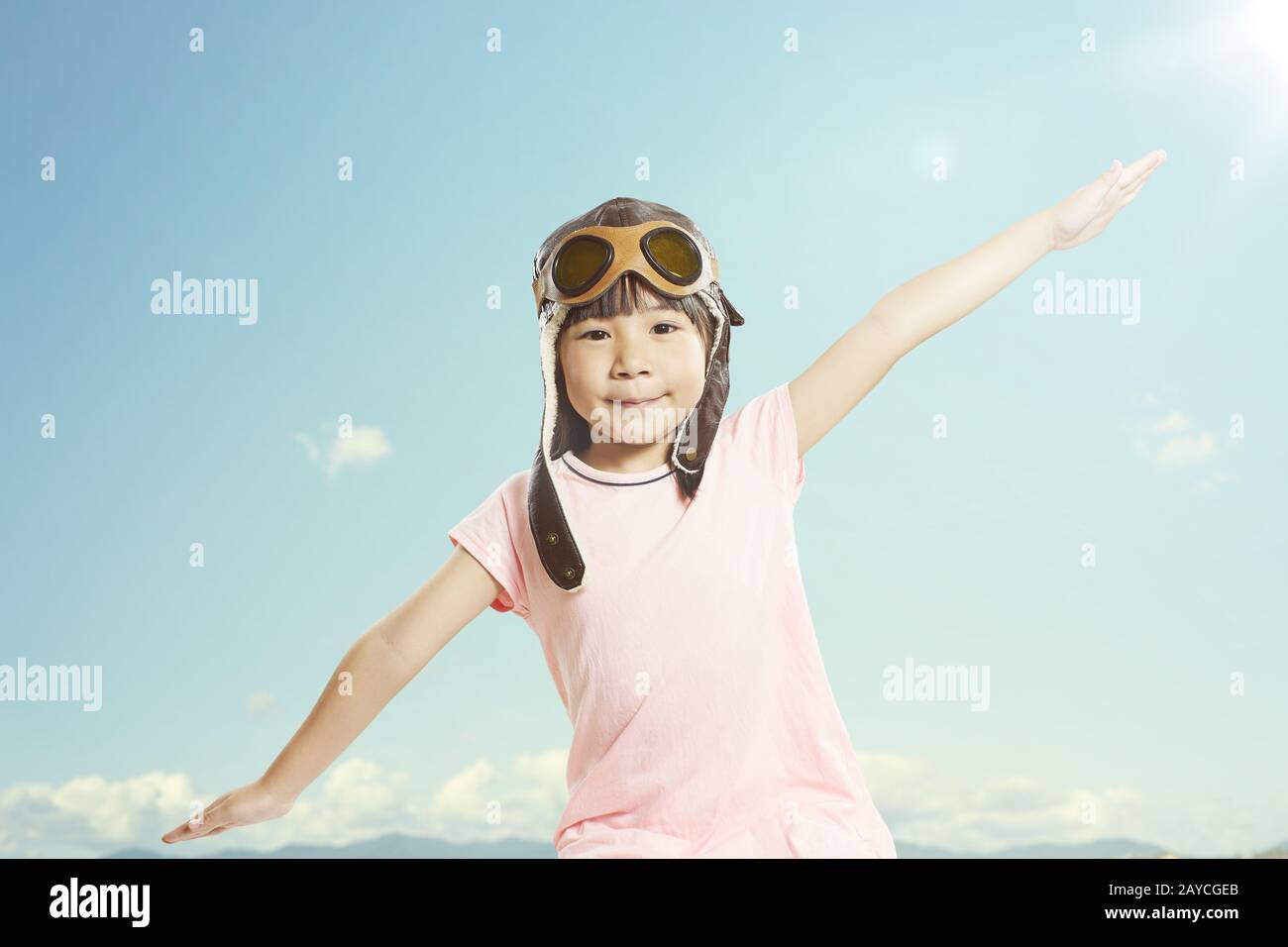 Kleine asiatische Mädchen tragen eine Flugzeugbrille und genießen ihre Reisetträume Stockfoto