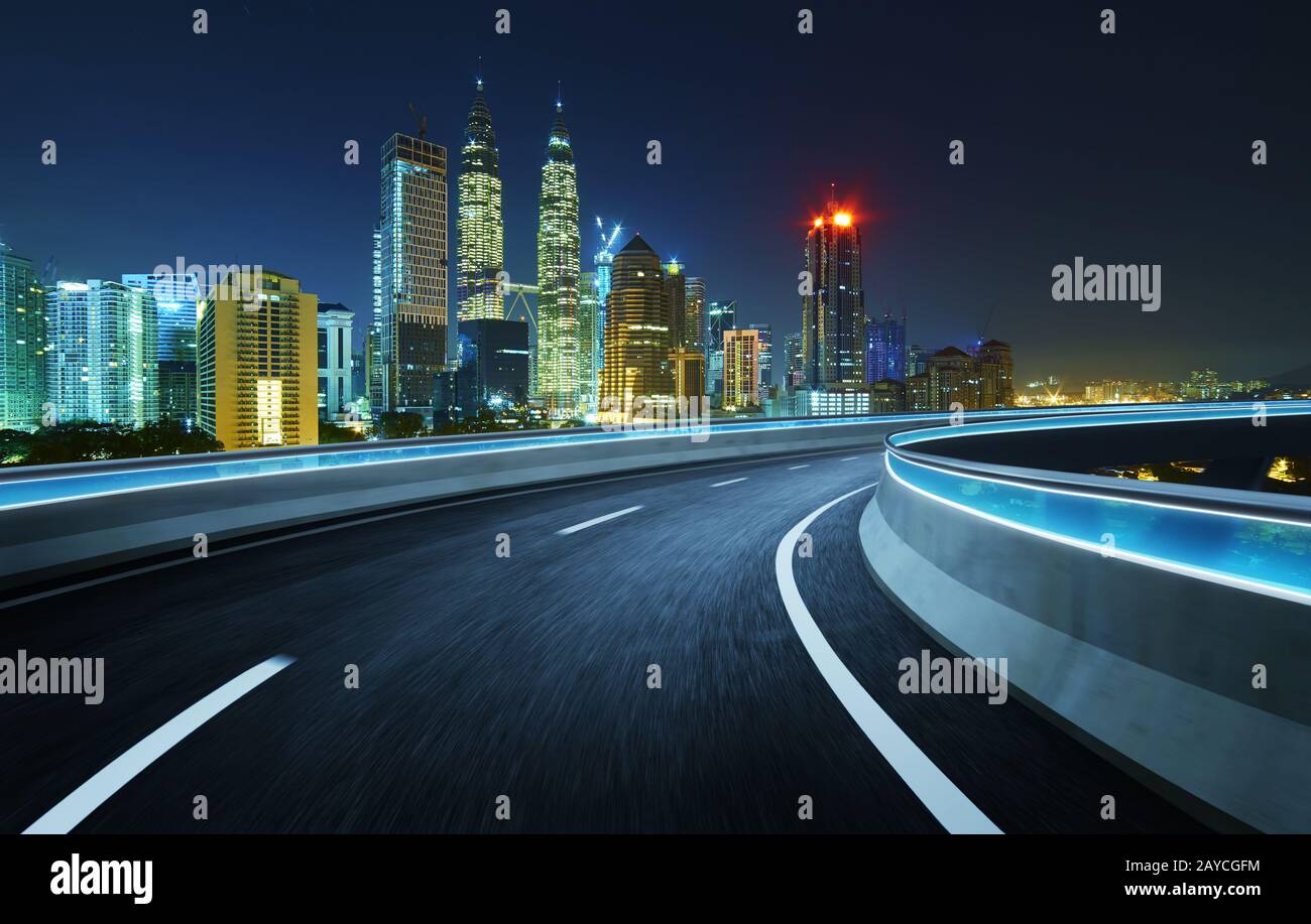 Autobahn Überführung moderne Stadt Skyline Hintergrund. Nacht-Szene. Stockfoto