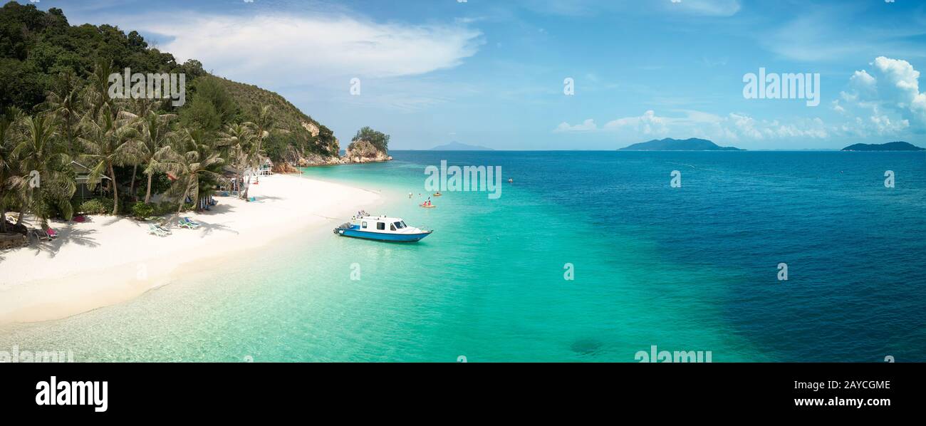 Schöner Strand Panoramablick über einer Insel Rawa. Weißen Sandstrand von oben gesehen. Malaysien. Stockfoto