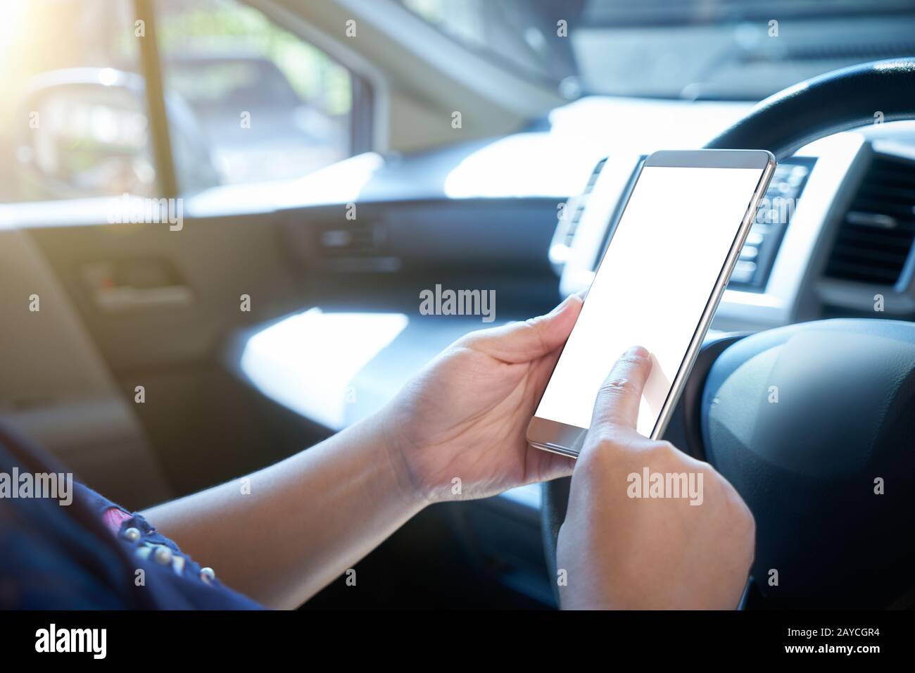 Frau Fahrer mit Smartphone im Auto während Stau Stockfoto