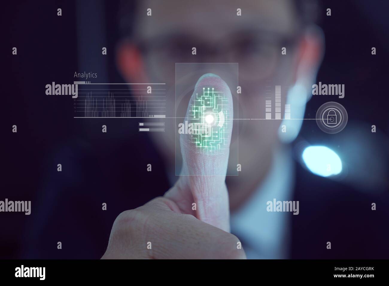 Junge Geschäftsleute scannen Fingerabdrücke für Identitätsanalysen Stockfoto
