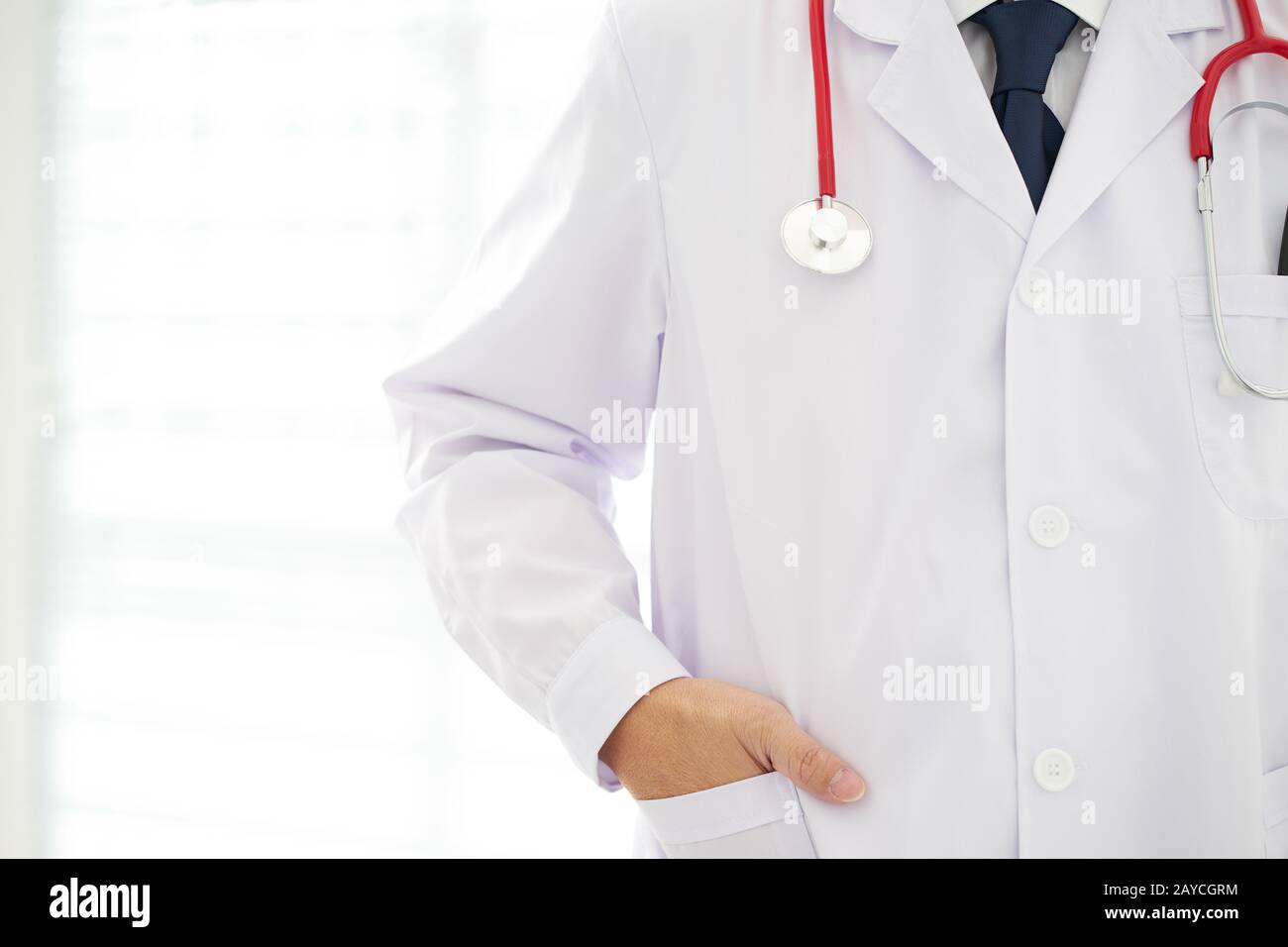 Unbekannter Arzt posiert Hand in der Tasche im Büro Stockfoto