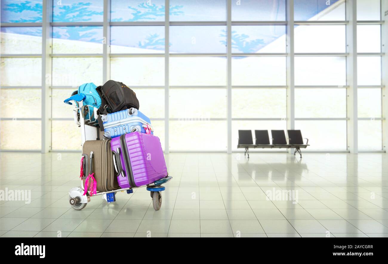 Flughafen-Gepäck Trolley mit Koffer Stockfoto
