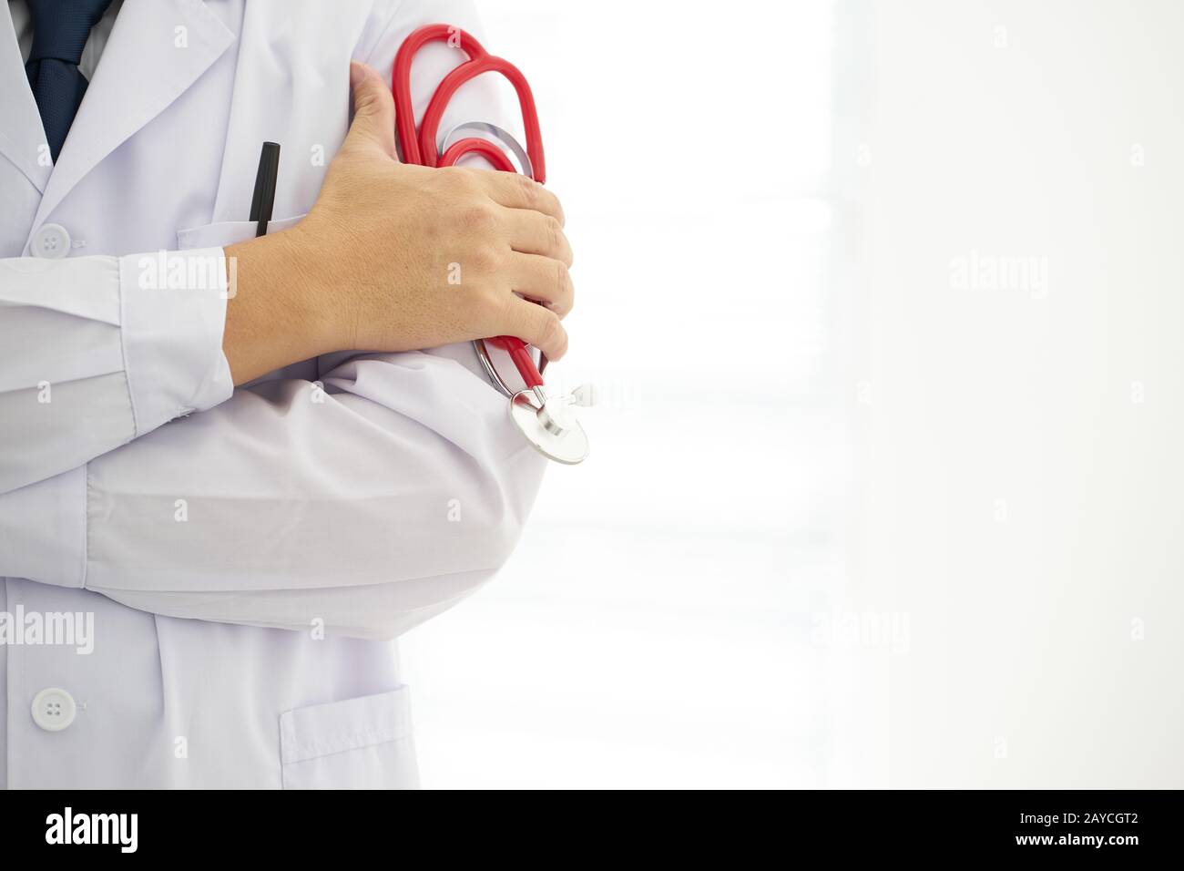 Porträt einer unbekannten jungen männlichen Arzt Holding ein Stethoskop. Stockfoto
