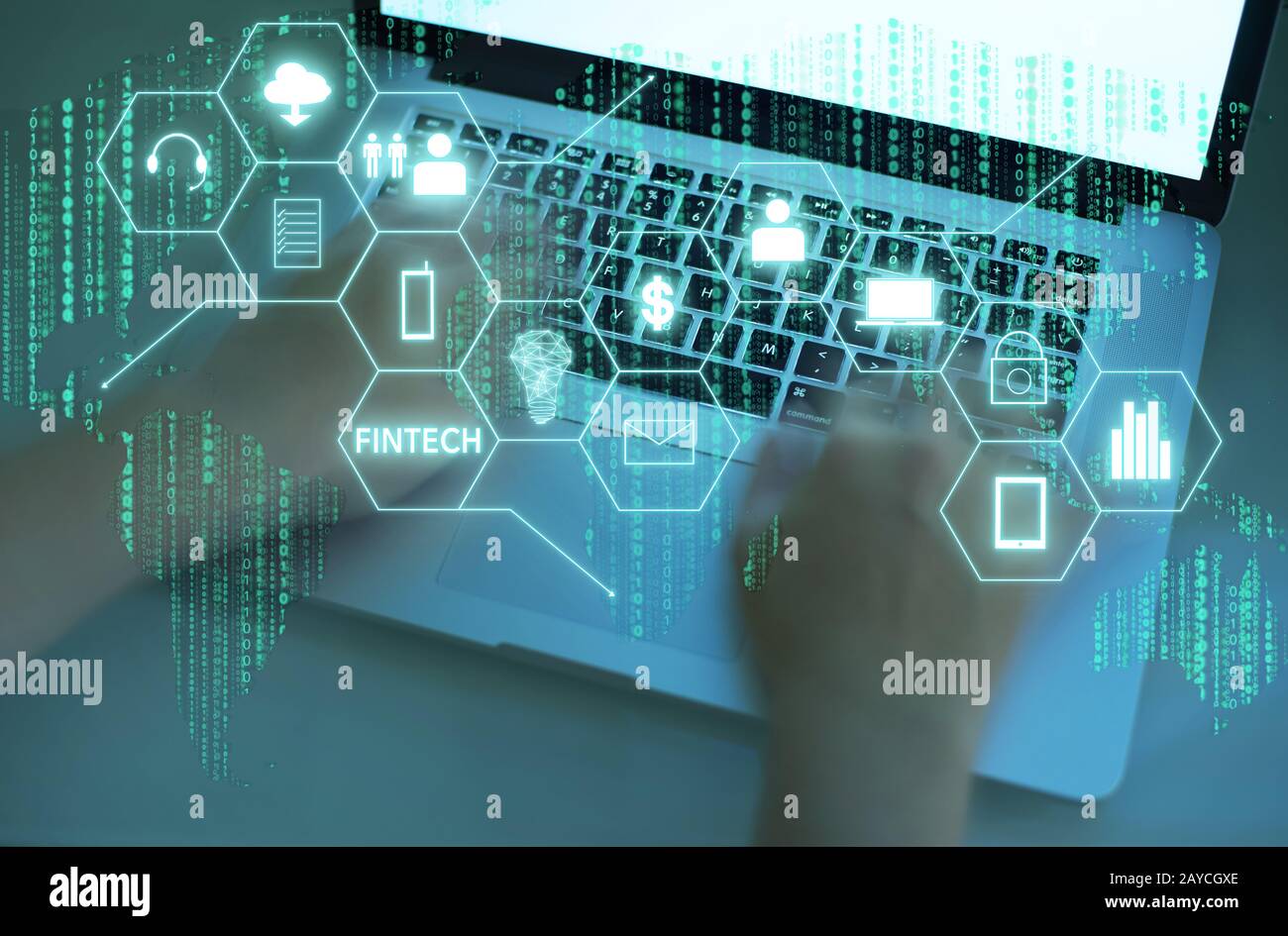 Fintech-Wort auf digitalem virtuellen Bildschirm mit männlichen Händen, die den Hintergrund eines Laptops eingeben. High-Tech-Geschäftskonzept . Stockfoto
