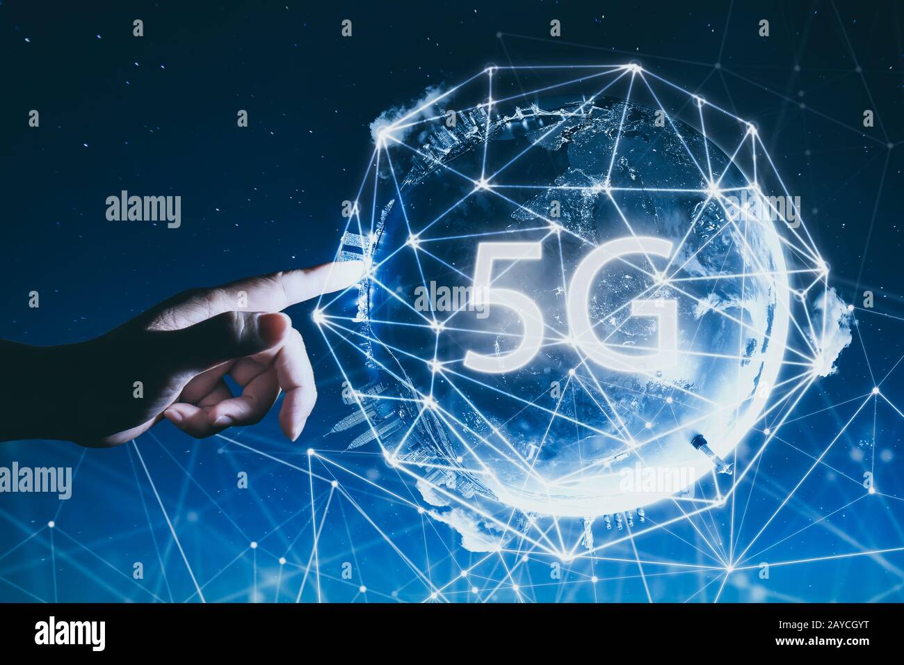 Drahtlose 5G-Netzwerksysteme und Internet der Dinge mit Menschen, die abstract Global mit drahtlosem Kommunikationsnetzwerk auf Spac berühren Stockfoto