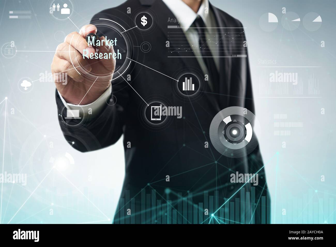 Businessman Draw Market Research Wort auf digitalem virtuellen Bildschirm. High-Tech-Geschäftskonzept . Stockfoto