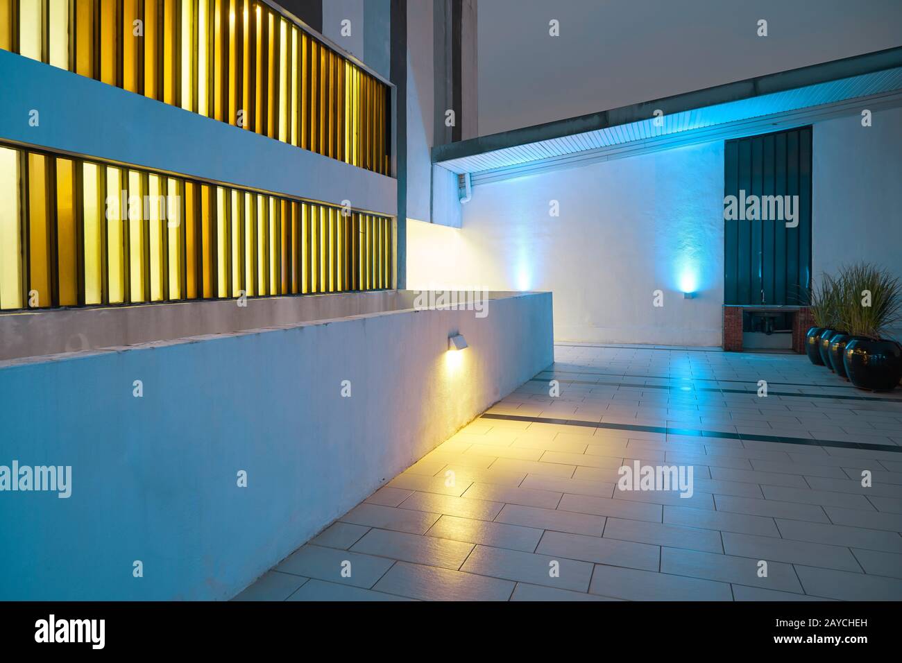 Moderner Innenhof mit blauem und gelbem Rampenlicht Stockfoto