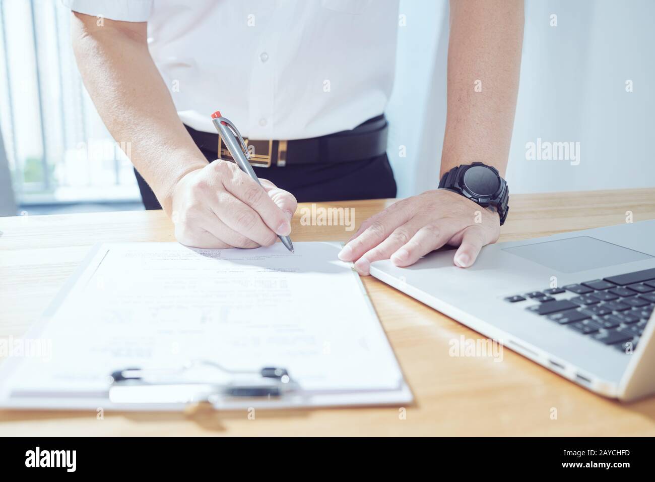 Geschäftsmann mit Laptop und treffen Sie die Entscheidung, ein großes Projekt zu unterzeichnen. Stockfoto