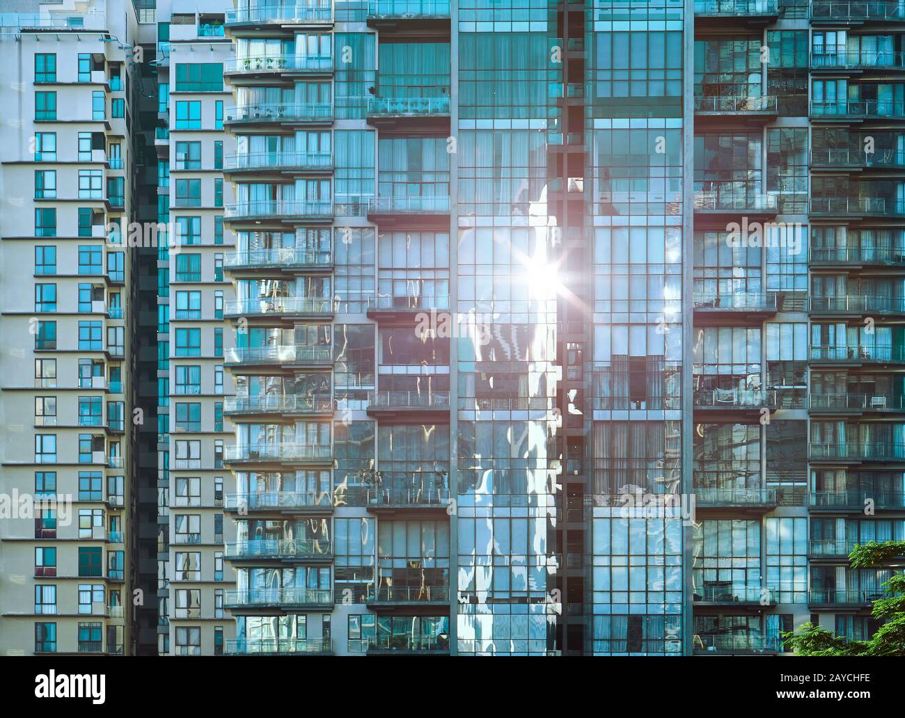Urbane abstrakte Nahansicht von mehreren Stahl- und Glasfenstern Fassade Bürogebäude . Stockfoto