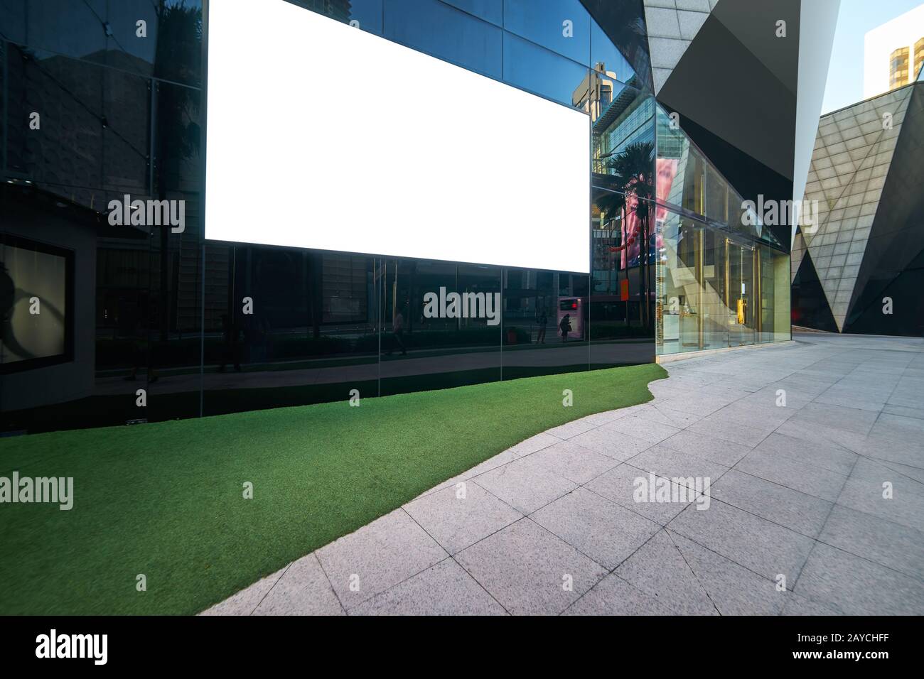 Leere Werbetafel am frühen Morgen gegen modernes Bürogebäude. Stockfoto