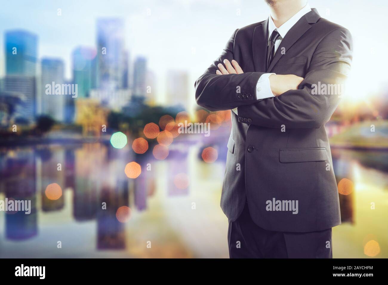 Geschäftsmann auf unscharfen Stadt Hintergrund Stockfoto