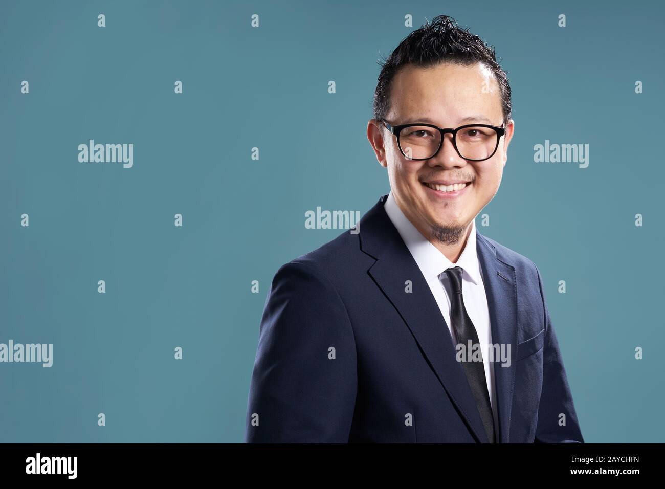 Portrait von Lächeln asiatische Geschäftsmann in Anzug. auf hellblauem Hintergrund isoliert. Stockfoto