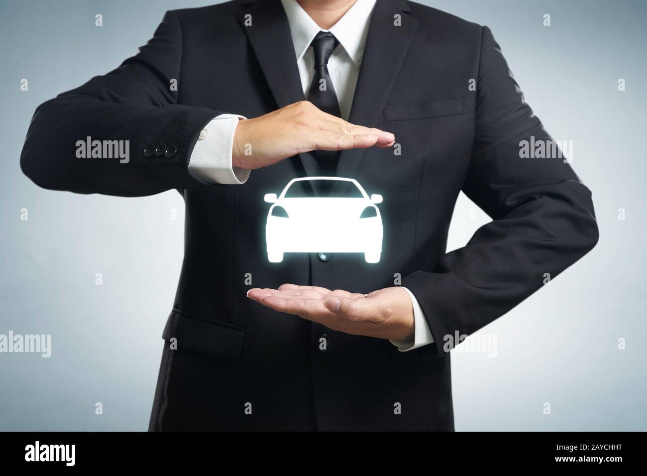 Konzepte zur Versicherung von Auto- (Auto-) und Kollisionsschäden. Unternehmer mit schützender Geste und Symbol des Autos. Breite banne Stockfoto