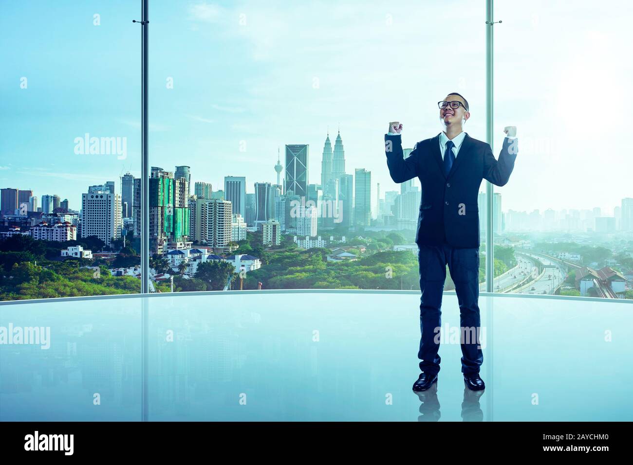 Der Geschäftsmann war sehr aufgeregt in das Büro mit modernen Annehmlichkeiten. Stockfoto