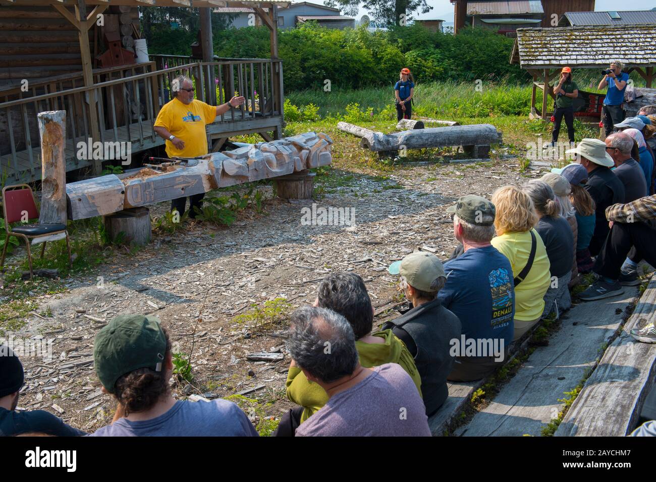 Der Holzschnitzer Michael Jackson (Haida) erklärt die Schnitzerei eines Totempfahls im Dorf Kake, einem Tlingit Dorf auf Kupreanof Island w Stockfoto