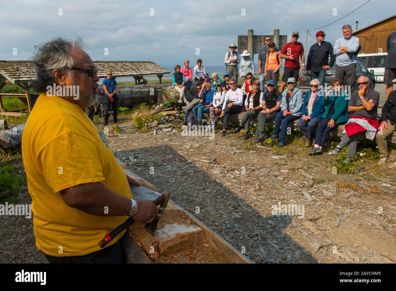 Der Holzschnitzer Michael Jackson (Haida) erklärt die Schnitzerei eines Totempfahls im Dorf Kake, einem Tlingit Dorf auf Kupreanof Island w Stockfoto