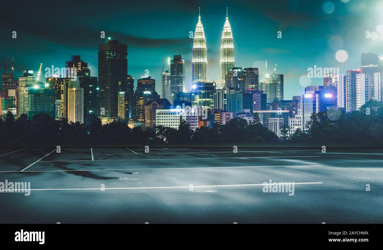 Leere Nassem Asphalt Strassen Und Stadtbild Skyline Bei Nacht Mit Licht Flare Bokeh Effekt Stockfotografie Alamy