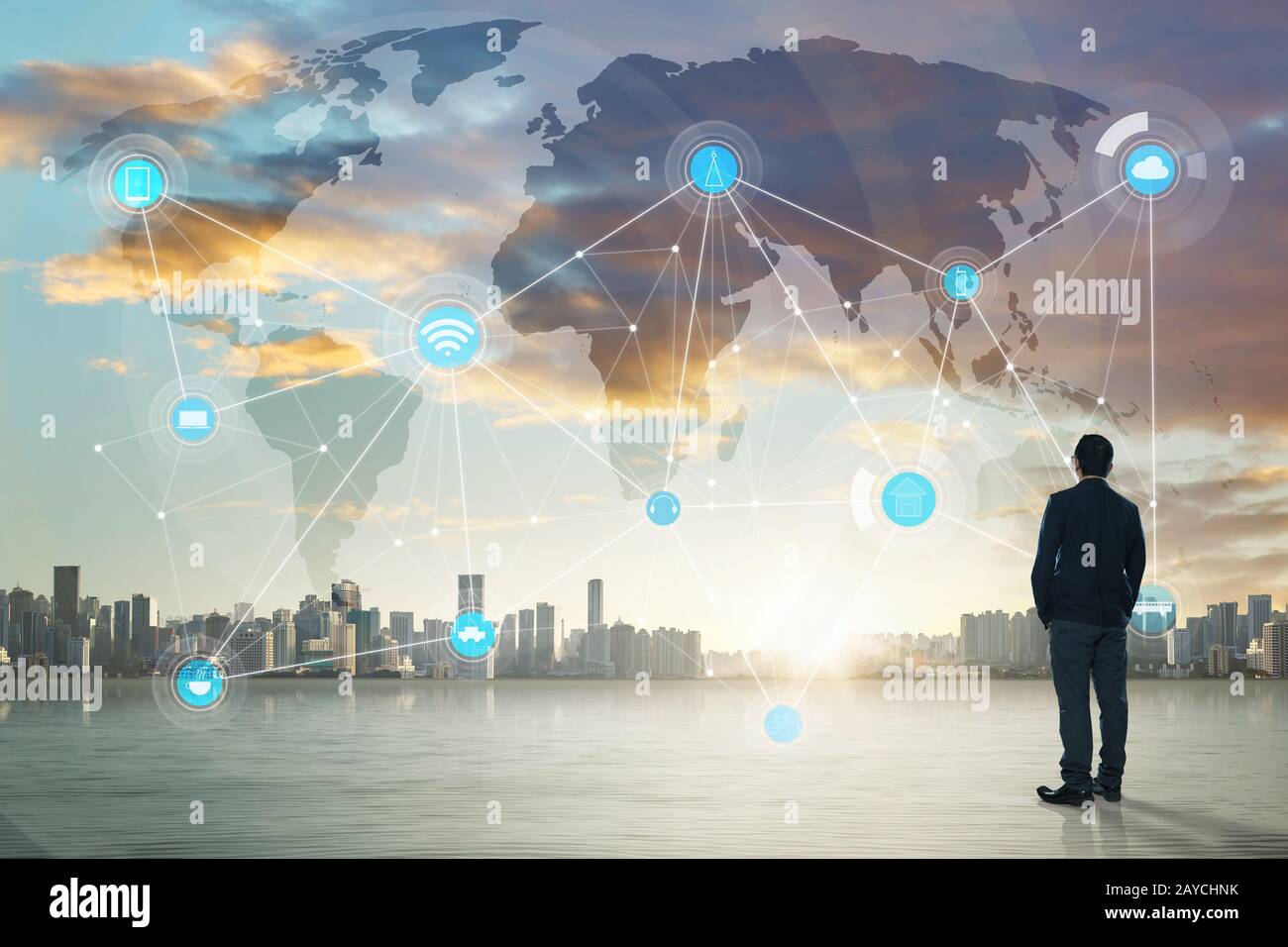 Internationale Business-Konzept mit Geschäftsmann auf Stadt Skyline Hintergrund mit Netzwerk auf Karte und Sonnenlicht Stockfoto