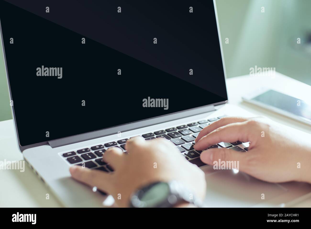 Junger Geschäftsmann mit seinem laptop Stockfoto