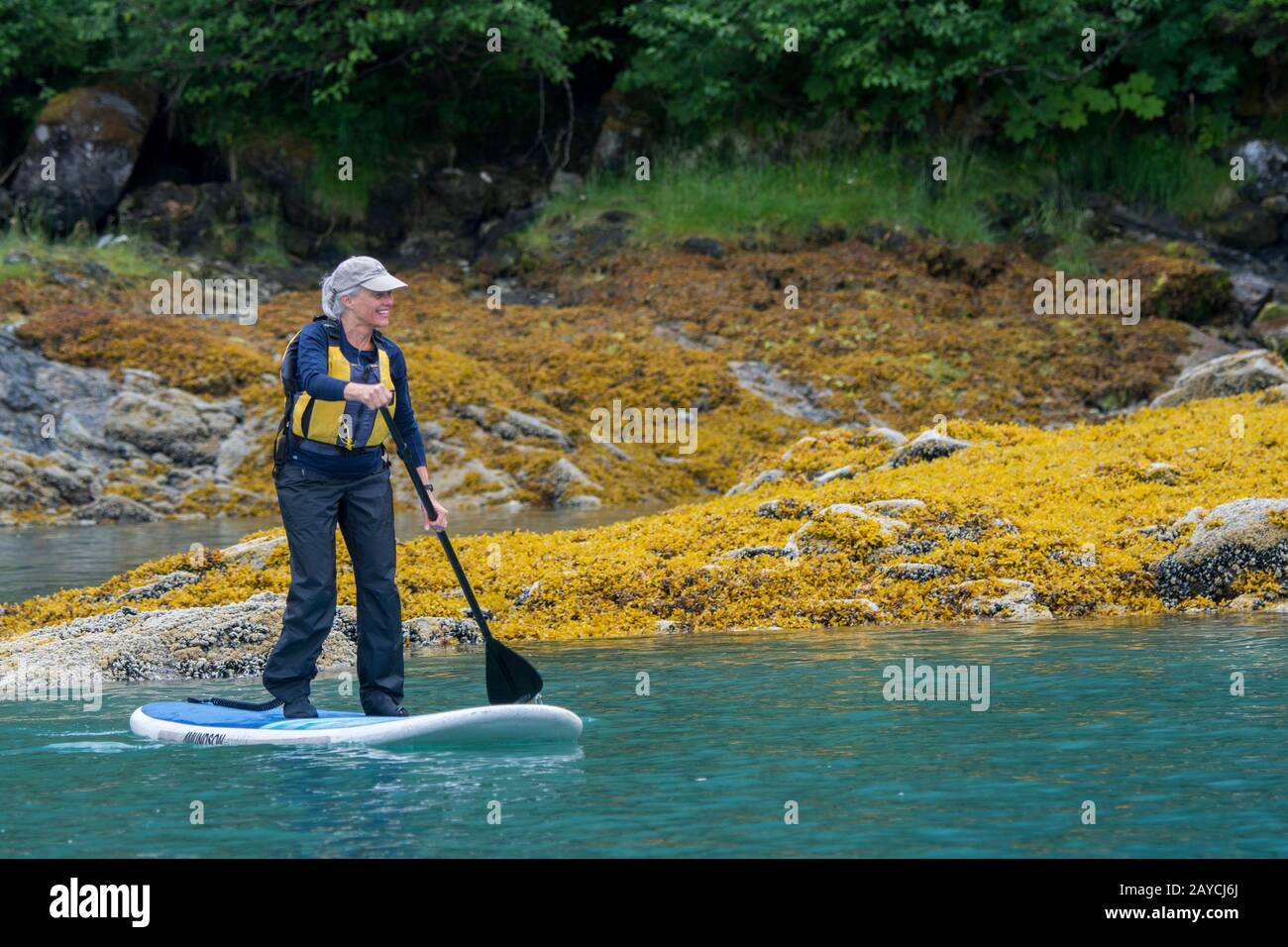 Seniorinnen paddeln in der Takatz Bay auf Baranof Island, Tongass National Forest, Alaska, USA. Stockfoto