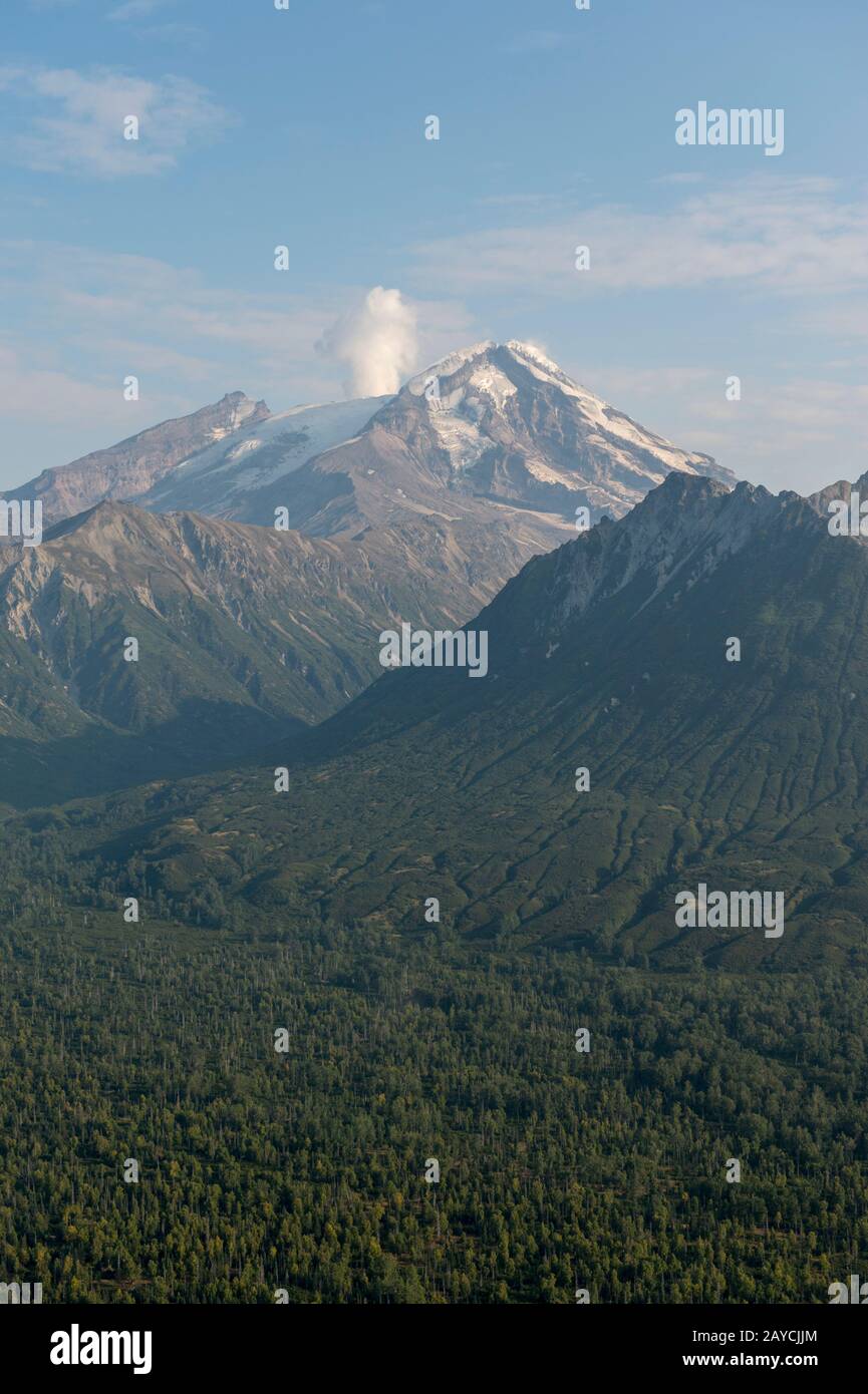 Luftbild des Redoubt Volcano (Mount Redoubt) in den Chigmit Mountains im Lake Clark National Park and Preserve, Alaska, USA. Stockfoto