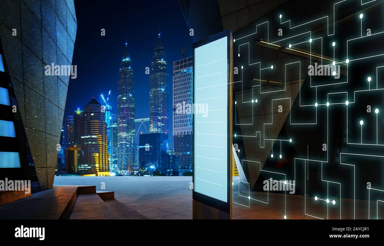 Leere Anzeigentafel mit intelligentem Kommunikationsdesign Netzwerk von Dingen. Moderner Hintergrund der Skyline der Stadt. Stockfoto