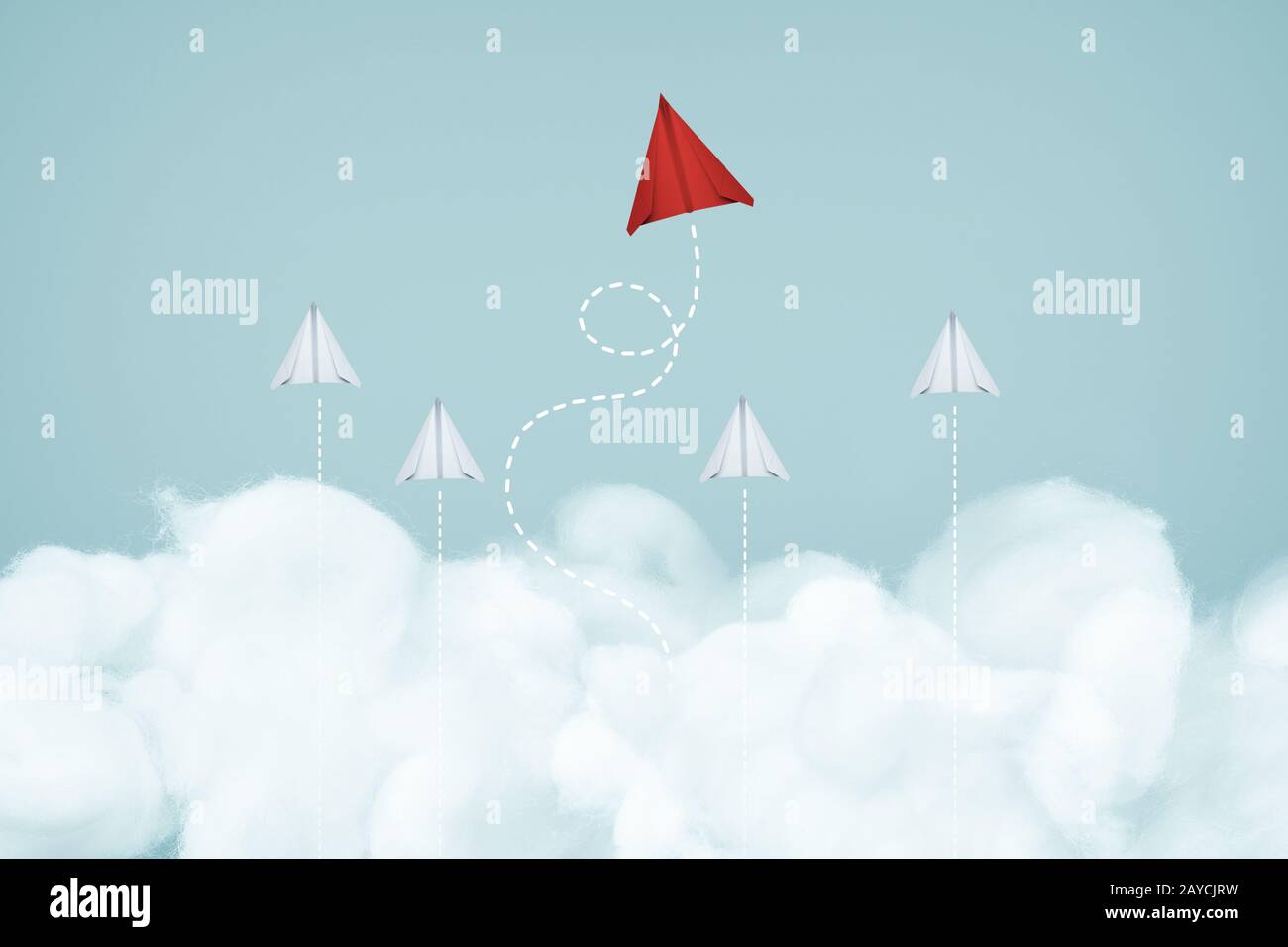 Ein einzigartiges rotes Flugzeug führt die Gruppe des weißen Papierflugzeugs am blauen Himmel und am Wolkenhintergrund an. Geschäfts- oder Designcrea Stockfoto