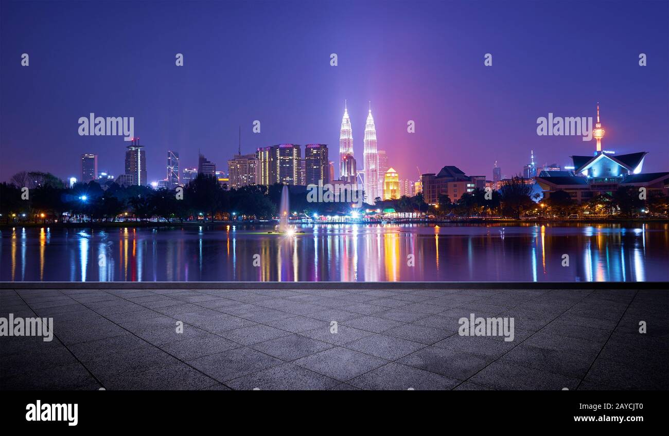 Blick auf die Stadt Kuala Lumpur mit atemberaubender Spiegelung im Wasser und leerem Betonboden Stockfoto