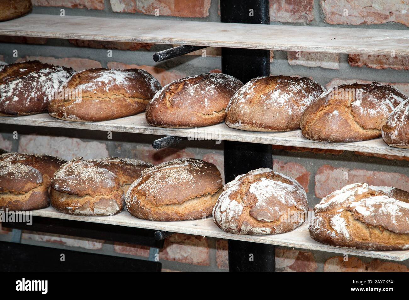 Brot, Brotlaibe liegen nebeneinander auf einem Brett Stockfoto