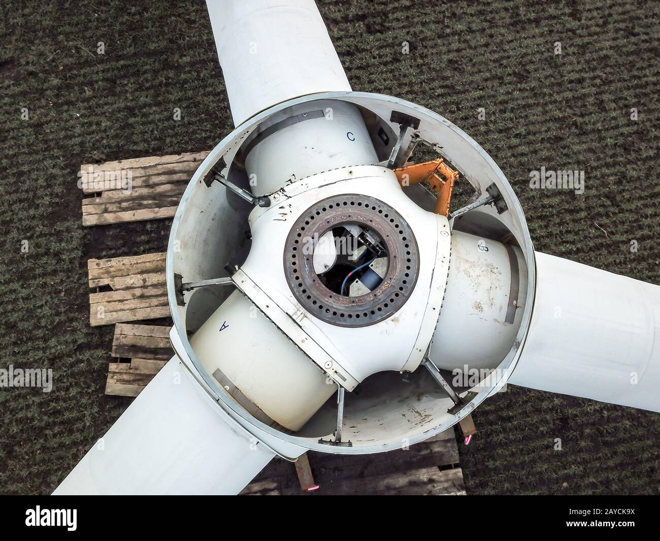 Montierter Rotor einer Windenergieanlage vor der Demontage Stockfoto