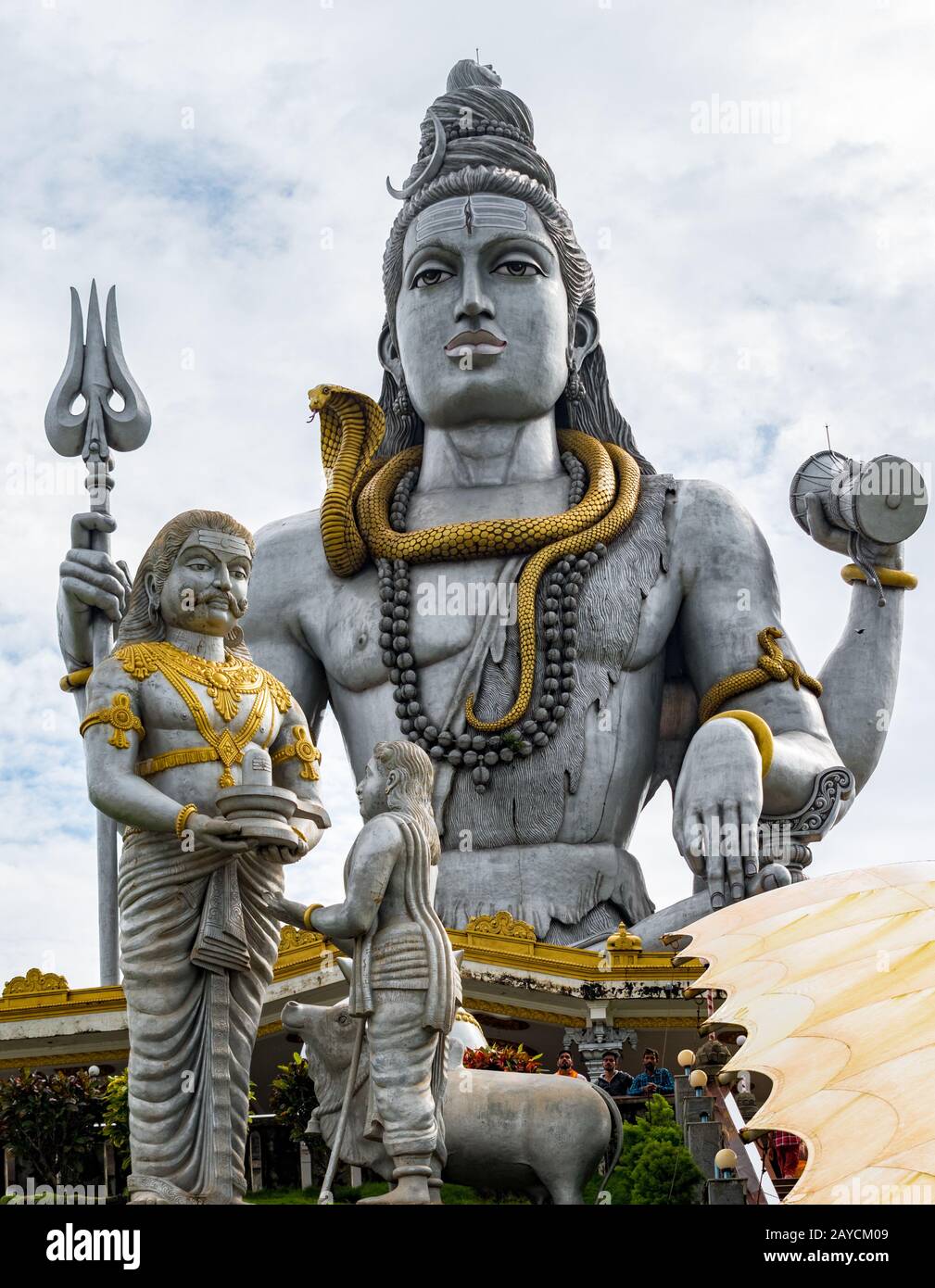 Hindu-Mythen Lord Shiva-Statue, meditiert in Lotus-Pose mit Trident Schlange um den Hals, während ravana dem brahminischen Jungen im Vordergrund Shivling schenkt Stockfoto