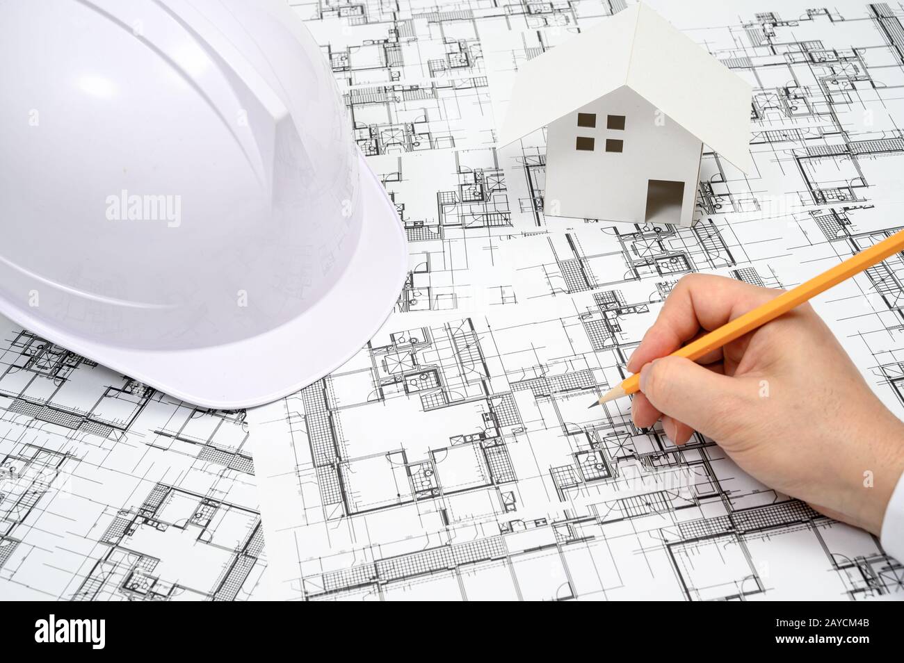 Ein Mann, der einen Bleistift in der Hand hält und Architekturzeichnungen malt. Stockfoto