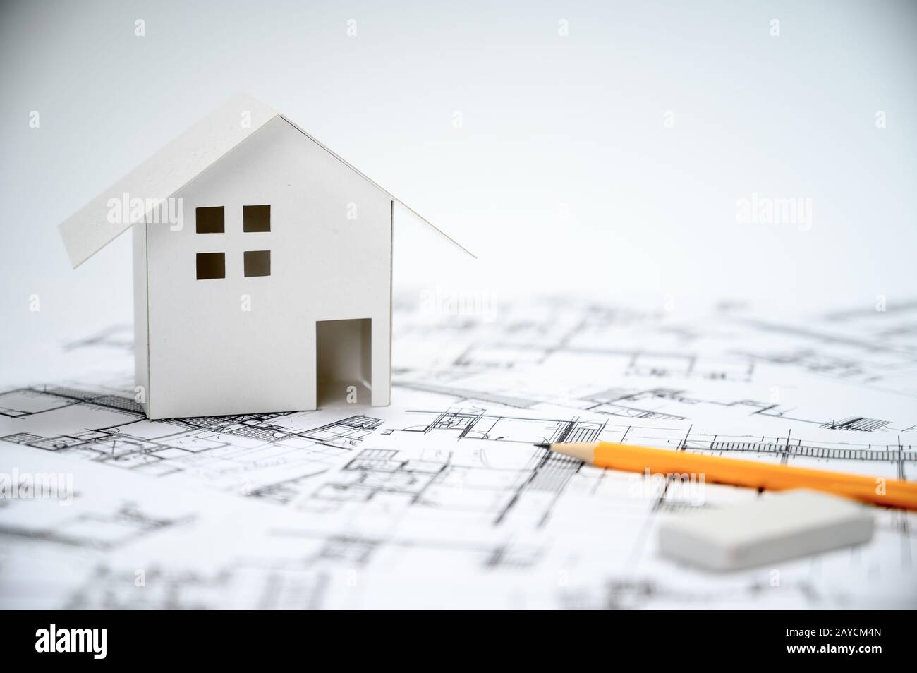 Bauindustriekonzept mit Bleistiften und Hausmodellen auf Architekturzeichnungen. Stockfoto