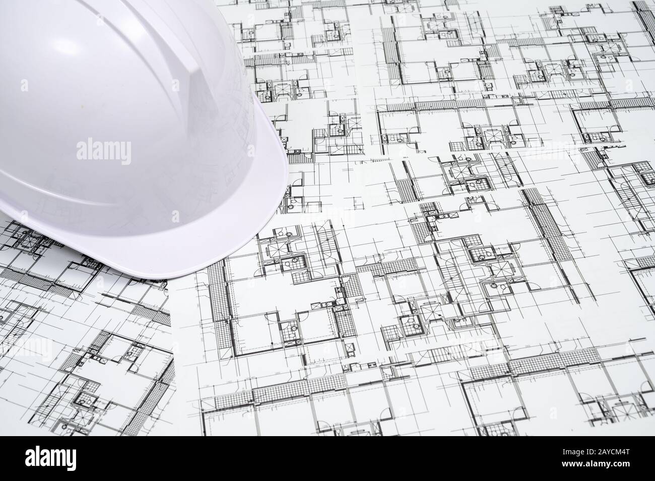 Bauindustriekonzept mit hartem Hut auf architektonischem Zeichnen. Stockfoto