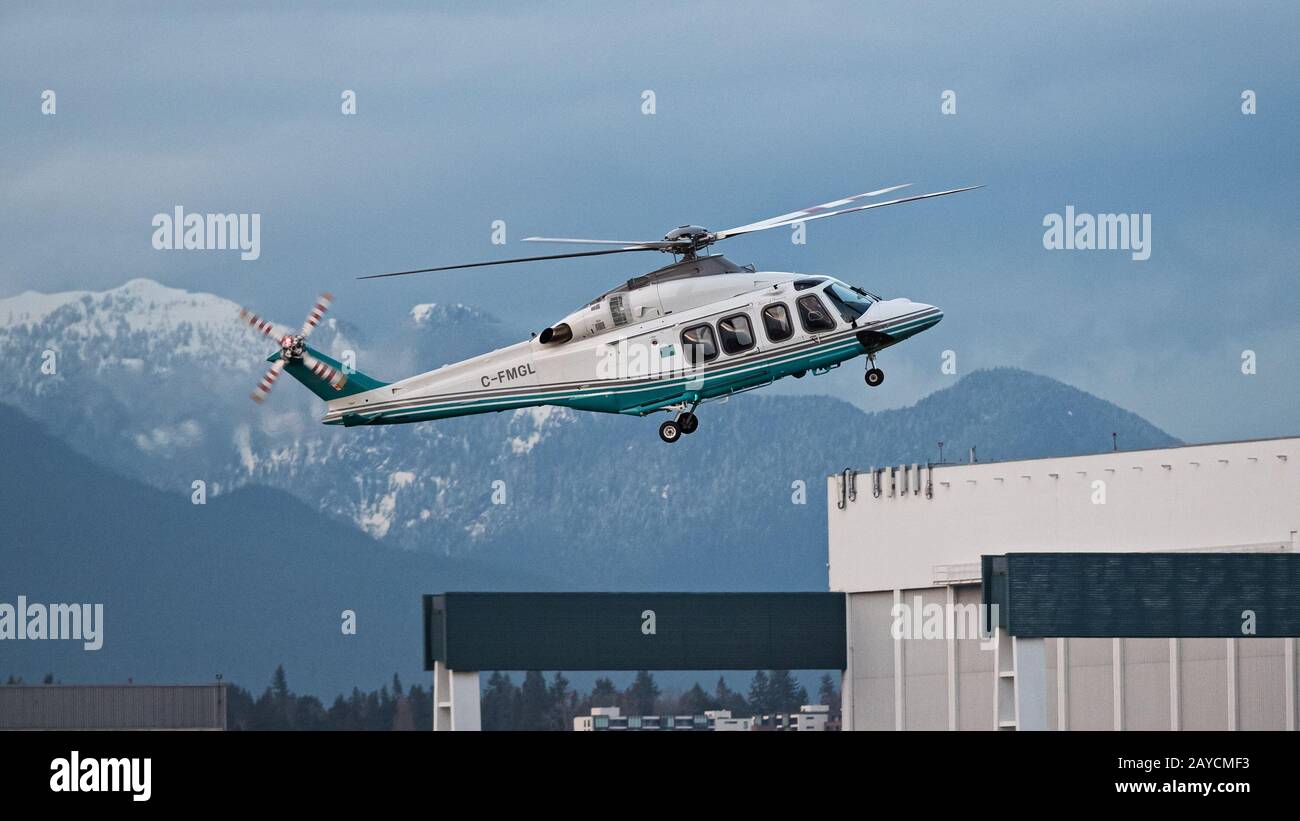 Richmond, British Columbia, Kanada. Februar 2020. Ein AgustaWestland AW139 Hubschrauber (C-FMGL) der London Air Services Ltd. (LAS) kommt am internationalen Flughafen von Vancouver an Land. Kredit: Bayne Stanley/ZUMA Wire/Alamy Live News Stockfoto