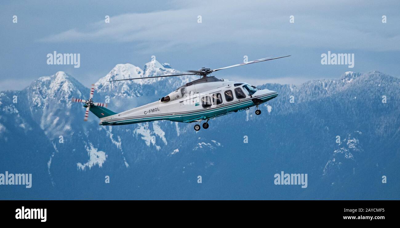 Richmond, British Columbia, Kanada. Februar 2020. Ein AgustaWestland AW139 Hubschrauber (C-FMGL) der London Air Services Ltd. (LAS) kommt am internationalen Flughafen von Vancouver an Land. Kredit: Bayne Stanley/ZUMA Wire/Alamy Live News Stockfoto
